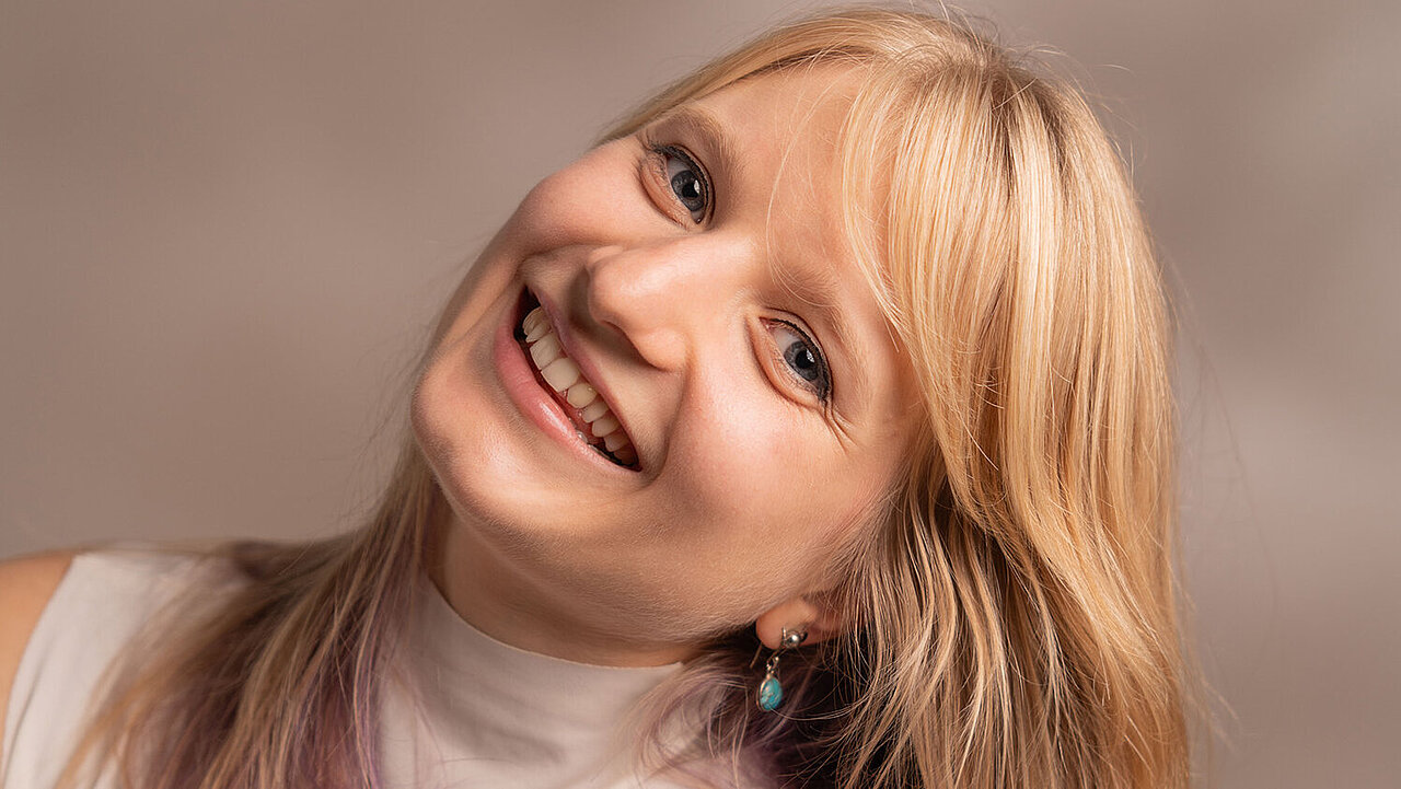 Portrait of Sven Mrkonjić, her blond her open, the head leaning to the side.