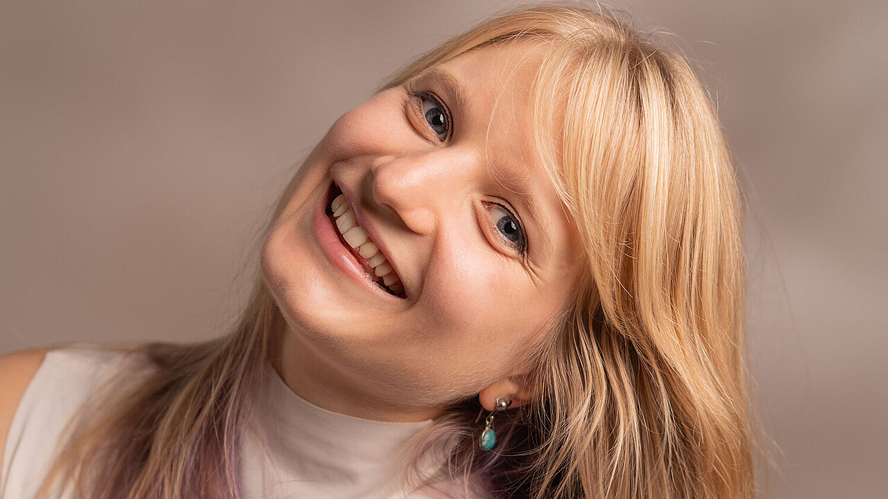 Portrait of Sven Mrkonjić, her blond her open, the head leaning to the side.