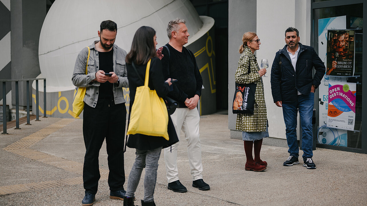 People in front of Toplpcentrala