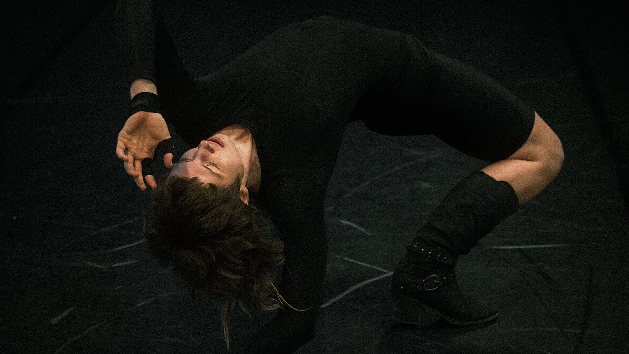 Helén Tamaskó performing in a black box