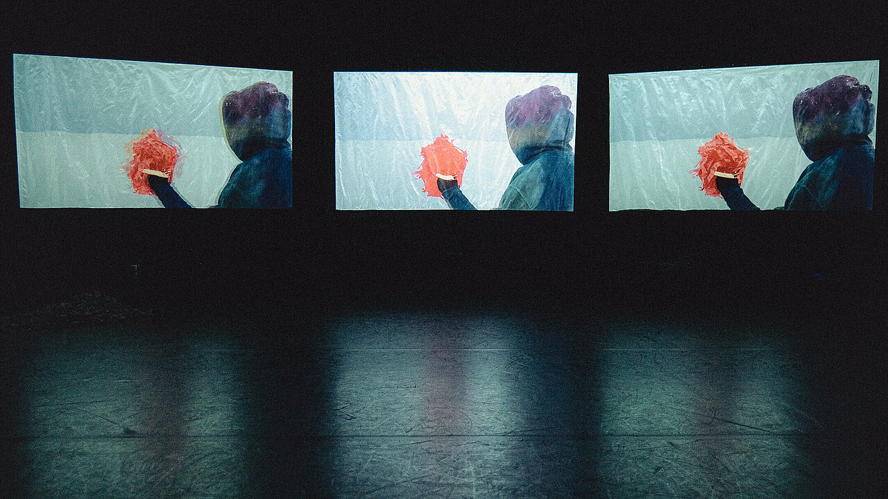 Three sreens nbext to each other, showing the same picture: A person in a hoody from behind, where would be the hand a read spot .