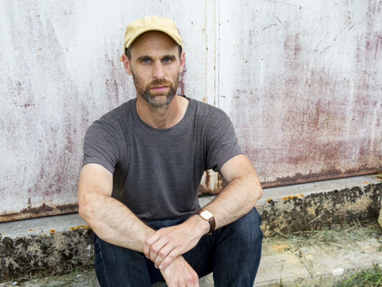 Rémi Héritier sitting in front of a grey wall